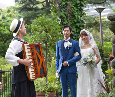 生演奏での挙式♪アコーディオンが陽気なガーデンウェディングを叶えてくれます♪