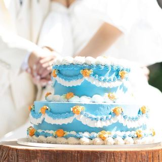 ケーキ入刀のワンシーン！周りの緑にケーキがとても映えます♪
