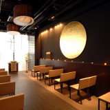 1F Chapel Space シンプルなセレモニーホールは 新郎新婦のオリジナルのコーディネートを入れて、2人らしさを演出することを重視しています。