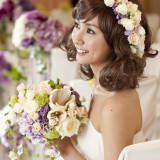 ブーケとおそろいの花かんむりでキュートな花嫁に