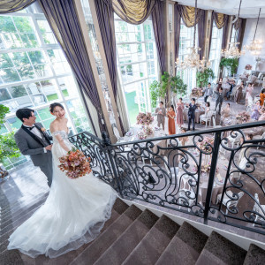 ドレスが映える大階段からの入場♪|アプローズスクエア 名古屋迎賓館の写真(29753509)