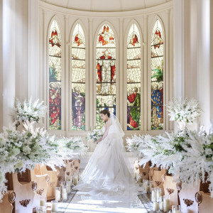 トレーンの長いウエディングドレスが美しく映える幻想的な大聖堂|セントグレースヴィラの写真(30117693)