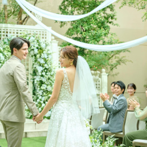 ガーデン人前式にてゲストに祝福される温かい挙式に|セントグレースヴィラの写真(55718776)