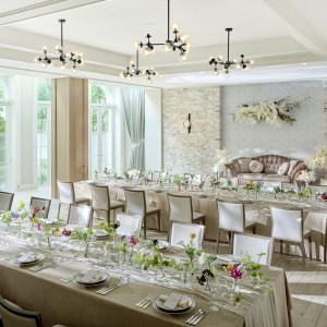 明るい会場で、ゲストとの会食を|セントグレースヴィラの写真(55718580)
