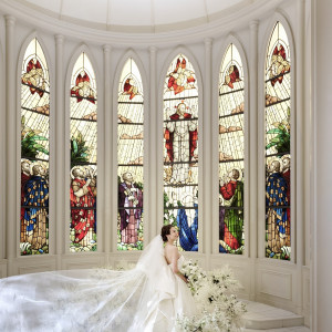 トレーンの長いウエディングドレスが美しく映える幻想的な大聖堂|セントグレースヴィラの写真(30117697)