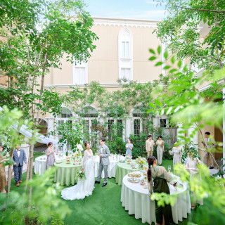 都心にいるとは思えない開放的なガーデン。まるで海外にいるようなプライベート感が