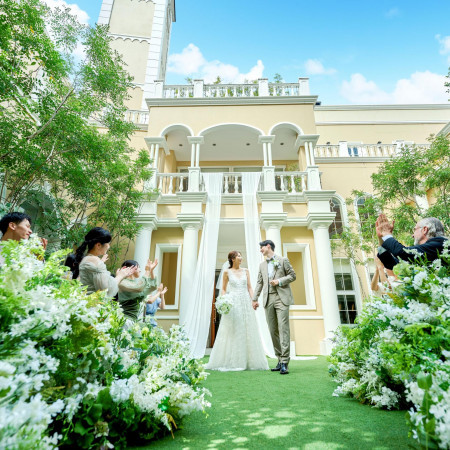 ガーデン人前式は大切なゲストに見守られて入場