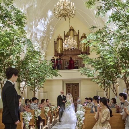 パイプオルガンの生演奏の中の入場