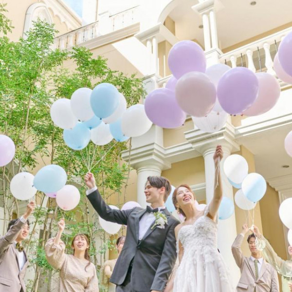 青空の下でフォトジェニックなアフターセレモニーを