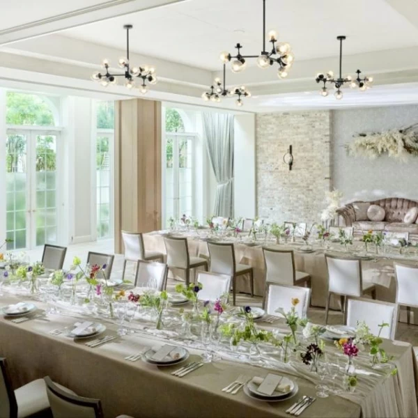 アンティークのステンドグラスが美しいチャペル