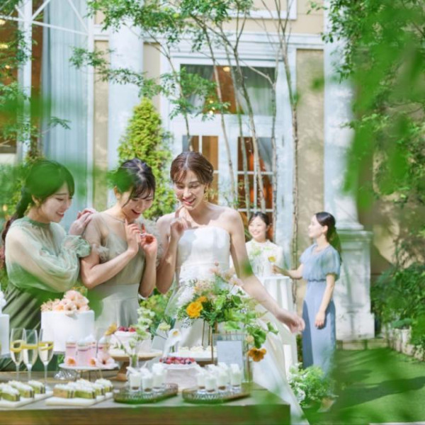 青空の下でフォトジェニックなアフターセレモニーを