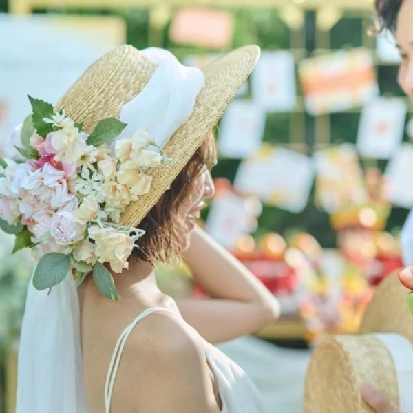 青空の下でフォトジェニックなアフターセレモニーを