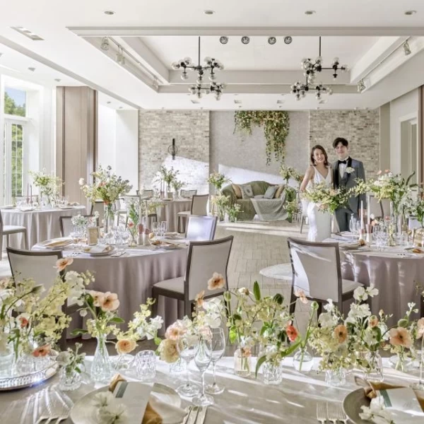 自然光差し込むアットホームな会場