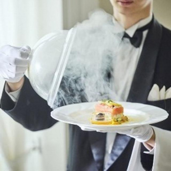 アンティークのステンドグラスが美しい