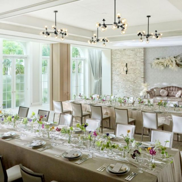 青空の下でフォトジェニックなアフターセレモニーを