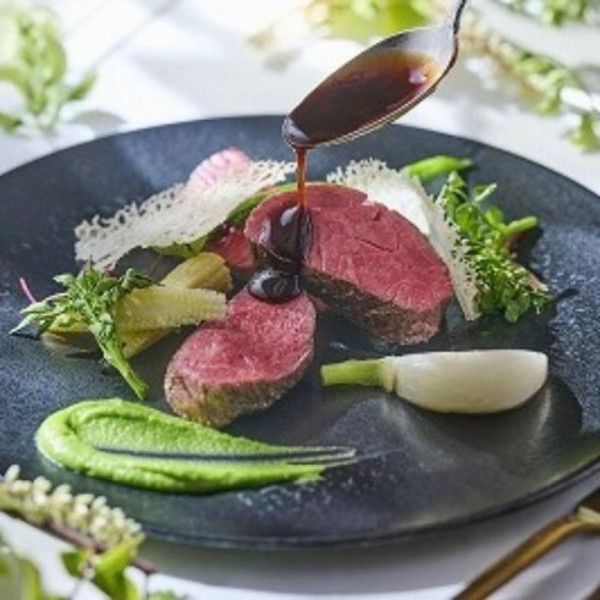 自然光差し込む会場