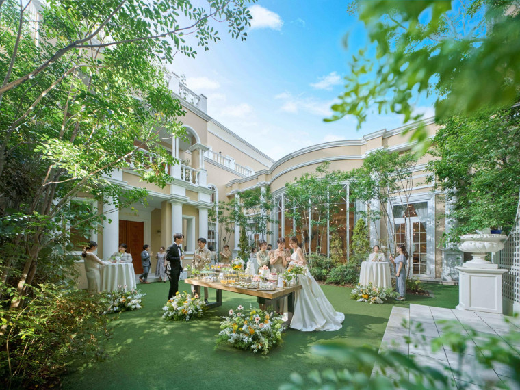 緑豊かなプライベートガーデンで青空の下ゲストと過ごす時間