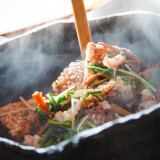 IMURI名物「土鍋和風おこげ」香ばしい香り はじける音 おこげのできる様子はゲストからも好評のパフォーマンス