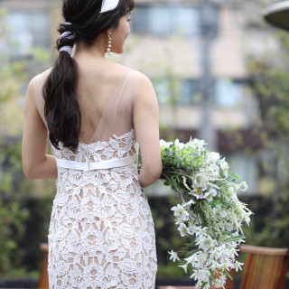 ガーデン挙式ではドレスに合わせて、シンプルなホワイトグリーンのコーディネイトを。