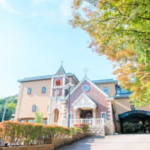 自然に囲まれたレンガ造りの邸宅が非日常へとお招きいたします|Grand Bells Iizuka(グランドベルズ飯塚)の写真(12942045)