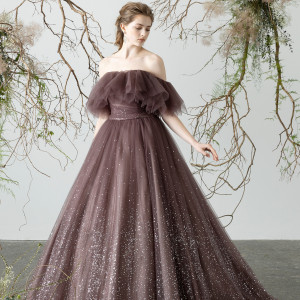 式場内にある「TIARA BOUTIQUE」で、専属スタイリストが最新作のドレスはもちろん、幅広いブランドドレスをご提案|Grand Bells Iizuka(グランドベルズ飯塚)の写真(49405448)