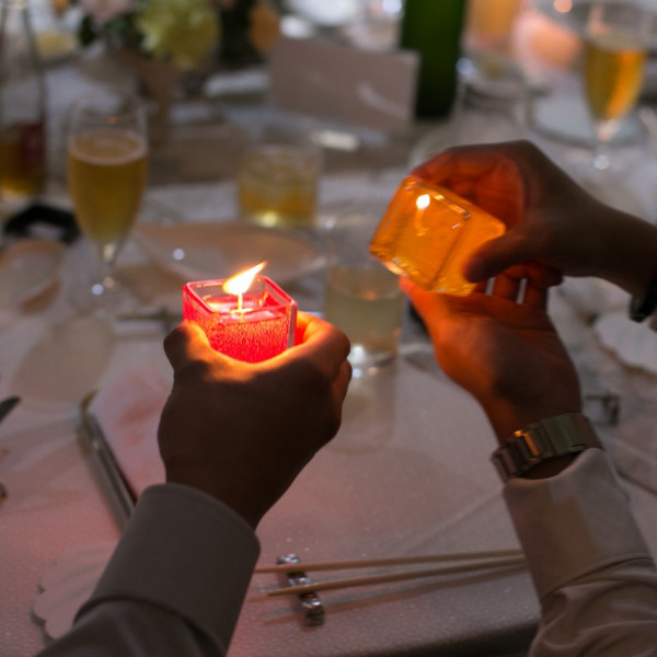 お二人からお渡しした火をゲストの皆様で紡いでいき、永遠の願いを込めて全員で一斉に吹き消す“キャンドルリレー&ブロー”の演出。会場がひとつになる幻想的な演出です。|ラ・セーヌブランシュの写真(1399322)