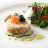 見た目にも華やかな前菜は女性ゲストにも大人気。旬の食材を使ったはじめの一皿にもシェフ渾身の思いが…。