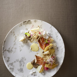 出汁の奥深い旨味が食材本来の味を引き立て、余韻が心を満たす。塩などの調味料もすべて手仕込み