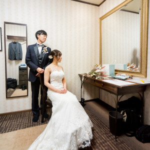 新郎新婦専用控室でリラックスしながら結婚式の準備を。|クオーリ クオーリ   〈エルフラットグループ〉の写真(22834121)