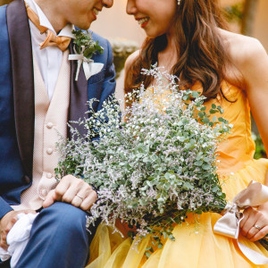 イエローのカラードレスとネイビーのタキシードがおしゃれでかわいい一枚。|クオーリ クオーリ   〈エルフラットグループ〉の写真(22834605)