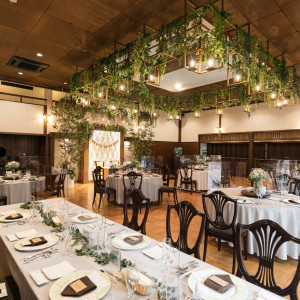 ライトブラウン×グリーンがおしゃれな披露宴会場は、テーブルクロスからナフキン、卓上装花に至るまで思うままにカスタマイズ可能。|クオーリ クオーリ   〈エルフラットグループ〉の写真(22835241)