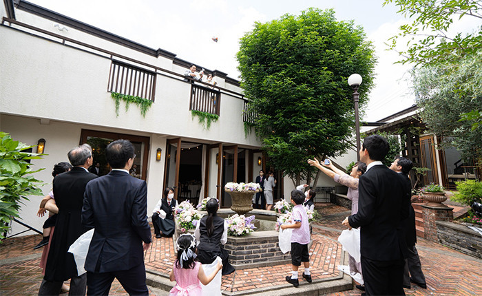 緑豊かなプライベートガーデンではお菓子まきやデザートビュッフェなど様々な演出に対応