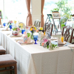 テーブルにフォトプロップスを置いてゲストとのフォトタイムを楽しんで|迎賓館 サクラヒルズ川上別荘の写真(3014242)