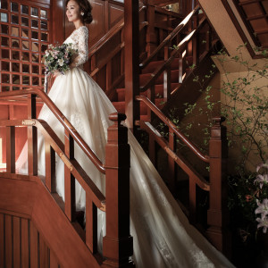 階段や天井も当時のまま、貴重な建物を現代に残す贅沢なWeddingの始まり|迎賓館 サクラヒルズ川上別荘の写真(10814904)
