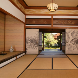 旧川上家別邸の室内は
日本中から集めた建材や装飾品と、貞奴の並外れた感性で建てられた美意識の集大成|迎賓館 サクラヒルズ川上別荘の写真(599754)