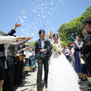 挙式後は、フラワーシャワーにてお祝い|GRAND-CIEL OKAZAKI（グランシェル岡崎）の写真(8115984)