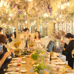 家族のみでのお食事会和やかに進められる落ち着いた華やかなお花に囲まれての素敵な時間|GRAND-CIEL OKAZAKI（グランシェル岡崎）の写真(30290623)
