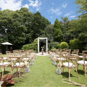 まるで海外での結婚式の雰囲気のガーデン挙式|GRAND-CIEL OKAZAKI（グランシェル岡崎）の写真(19630392)