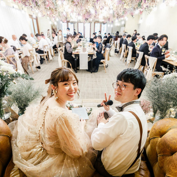 友人たちと気軽に楽しめる距離感のある披露宴会場