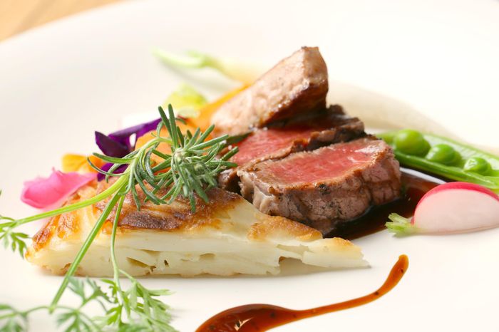旨味溢れるメインのお肉料理。特製ソースが香る、幅広い世代に喜ばれる至福の一皿です。