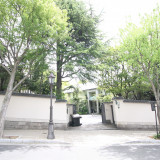 木々に囲まれたエントランス