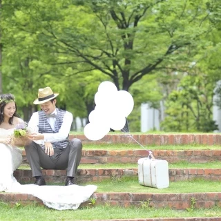 風が気持ちよい公園の中。ゲストの方々もワクワクしながらご来店くださります。