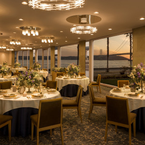 【オーシャンフロントバンケット】茜色の夕陽が海にきらめき、ラグジュアリーな雰囲気溢れる夕刻のパーティは大人花嫁にもおすすめ|HOTEL SETRE（ホテルセトレ）の写真(2426396)