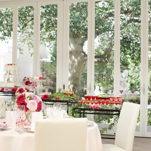 会場からテラスの窓を通してお庭を見た風景。扉を開けることも可能です。|アンジュ・デ・ラヴィの写真(219247)