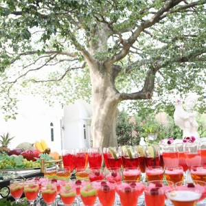 緑の木をバックにデザートビュッフェを楽しめます|アンジュ・デ・ラヴィの写真(219248)