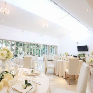 太陽の光が天井から降り注ぐ披露宴会場|アンジュ・デ・ラヴィの写真(219249)