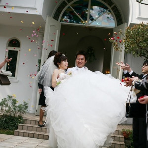 お姫様だっこでフラワーシャワー|アンジュ・デ・ラヴィの写真(220605)