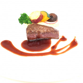 国産牛のフィレ肉グリル 茸のクリームソースと赤ワインソースのマリアージュドフィノワと野菜