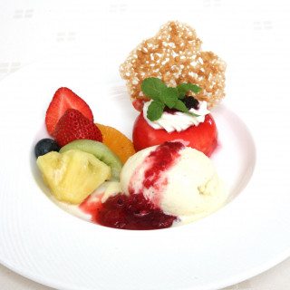 フランボワーズのムース バニラアイスクリ－ムとフルーツ添え