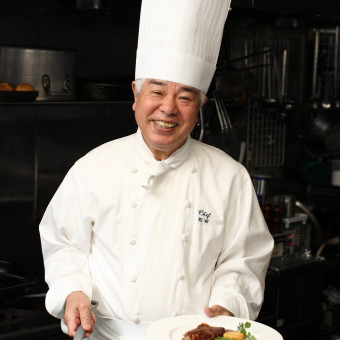 リーガロイヤルホテル出身の料理長の松田勝夫です。ゲストの笑顔が溢れるお料理をお作りします。